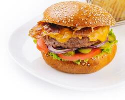 nötkött burger med bacon och franska frites foto