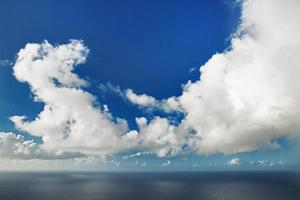 stort cumulusmoln som svävar över havet foto