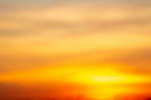 skön av lyx mjuk lutning orange guld moln och solljus på de blå himmel perfekt för de bakgrund, ta i evighet, skymning foto