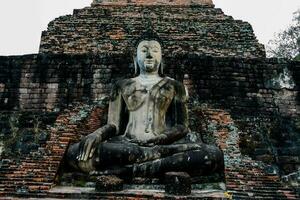 buddha staty i främre av en tempel i thailand foto