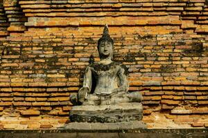 buddha staty i främre av en tempel i thailand foto