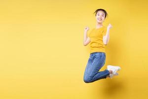 fotoporträtt i full längd av glad tjej som hoppar upp och firar seger isolerad på pastellblå färgad bakgrund foto