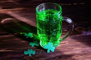 alkohol festival på st. Patricks dag. klöver löv, vitklöver för Bra tur i de festlig dag. traditionell utsökt dryck i irland foto