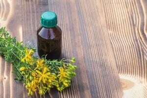 bubbla med medicin från st. johns vört. hypericum - st johns vört växter gul blomma Begagnade i alternativ medicin. medicinsk örter hypericum för homeopatisk botemedel foto