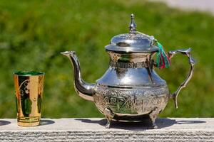 en silver- te pott med en färgrik hantera foto