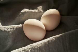 vit kyckling ägg på en blå förkläde närbild. foto