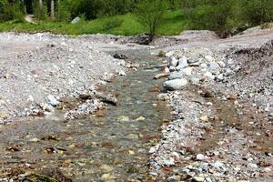 flod landskap med cascading vattenfall, strömmande strömmar, frodig grönska. natur, flod, vatten, vattenfall, naturskön, äventyr, utforskning, utomhus, lugn, landskap. foto