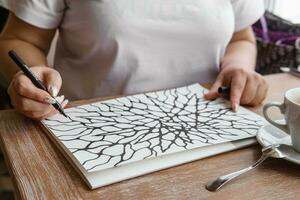 tver, ryssland - februari 25, 2023. kvinna drar neurografi på tabell på en psykologisk session, neurografiska penna teckning till ta bort restriktioner, konst terapi foto