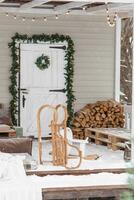 de veranda av en Land hus dekorerad för jul och ny år högtider. foto