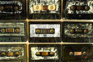 en samling av gammal kassetter foto