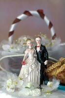 topp av bröllop kaka med de brud och brudgum foto