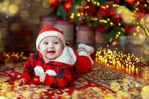 liten sex månad gammal bebis klädd som santa claus. bakgrund för jul kort. de barn utseende ner på de plats för inskrift. foto