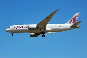 qatar luftvägarna boeing 787-8 dreamliner passagerare plan på flygplats. flyg och flygplan. luft transport och resa. internationell transport. flyga och flygande. foto