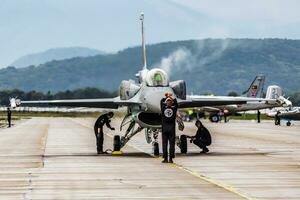 militär kämpe jet plan på luft bas. luft tvinga flyg drift. flyg och flygplan. luft försvar. militär industri. flyga och flygande. foto