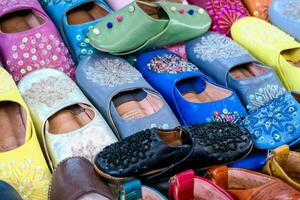 många färgrik skor är anordnad i en rad foto