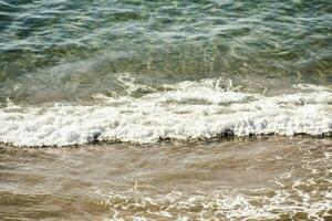 de hav vågor är kommande i till de Strand foto