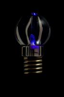 en ljus Glödlampa med en blå ljus inuti foto