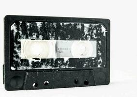 ett gammal kassett är visad på en vit yta foto