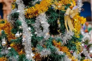 en jul träd dekorerad med glitter och ornament foto