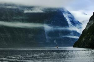 turist båt cruising i milford ljud fjordland nationell parkera sydland ny zealand foto