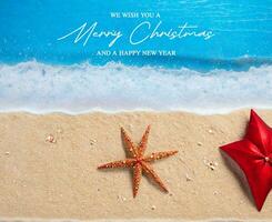 ai genererad jul bakgrund, komplett med jul dekorationer isolerat på strand sand bakgrund, topp se Foto