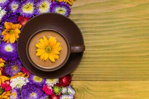 bild av kopp av kaffe med skön blommor på trä- bakgrund foto