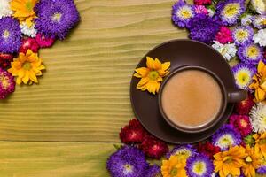 bild av kopp av kaffe med skön blommor på trä- bakgrund foto