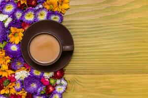 bild av kopp av kaffe med skön blommor på trä- bakgrund foto