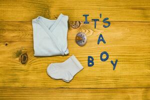 text dess en pojke med bebis leveranser på trä- tabell foto