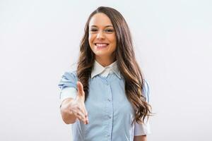bild av skön affärskvinna som visar handslag gest foto