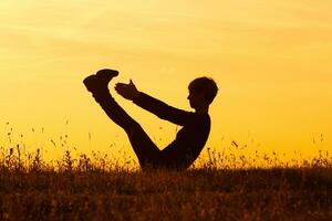 silhuett av kvinna håller på med yoga foto