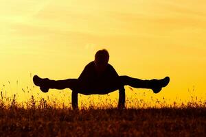 silhuett av kvinna håller på med yoga foto