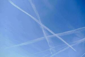 en himmel med plan contrails foto