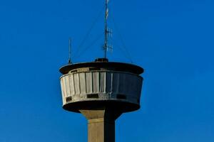 en torn med en radio antenn på topp foto