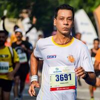 ny delhi, Indien - oktober 15 2023 - vedanta delhi halv maraton lopp efter covid i som maraton deltagarna handla om till korsa de Avsluta linje, delhi halv maraton 2023 foto