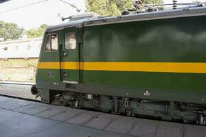 amritsar, Indien, april 20 2023 - indisk tåg elektrisk lokomotiv motor på amritsar järnväg station under de dag tid, amritsar shatabdi tåg elektrisk lokomotiv motor foto