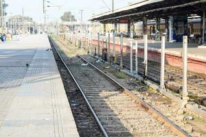 amritsar, Indien, april 20 2023 - amritsar järnväg station plattform under morgon- tid, amritsar järnväg station på amritsar, punjab järnväg station foto