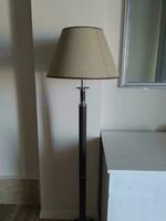 lampa på en vit tabell i de levande rum, stock Foto