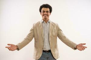 porträtt av Lycklig och framgångsrik affärsman som visar Välkommen gest foto