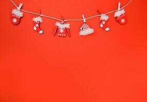vinter- krans jul dekoration på röd bakgrund. foto