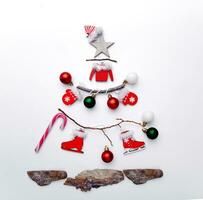 jul dekoration av leksaker i de form av en jul träd. topp se foto