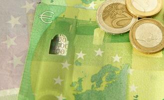 papper sedlar och mynt av europeisk valuta i solljus. baner. selektiv fokus. hög kvalitet Foto