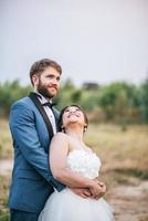 bruden och brudgummen har en romantisk tid och är lyckliga tillsammans foto