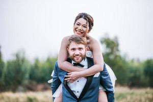 bruden och brudgummen har en romantisk tid och är lyckliga tillsammans foto