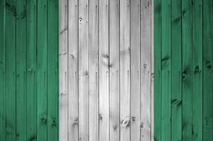 nigeria flagga avbildad i ljus måla färger på gammal trä- vägg. texturerad baner på grov bakgrund foto