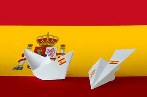 Spanien flagga avbildad på papper origami flygplan och båt. handgjort konst begrepp foto