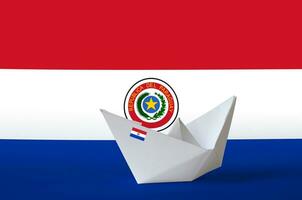 paraguay flagga avbildad på papper origami fartyg närbild. handgjort konst begrepp foto