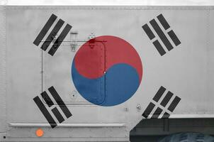 söder korea flagga avbildad på sida del av militär armerad lastbil närbild. armén krafter konceptuell bakgrund foto