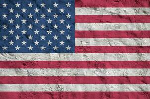 förenad stater av Amerika flagga avbildad i ljus måla färger på gammal lättnad putsning vägg. texturerad baner på grov bakgrund foto