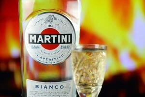 Kiev, ukraina - Maj 4, 2022 vermouth Martini original- alkohol flaska på trä- tabell med öppen spis foto